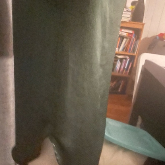 H & M blouse green and preowned. - Picture 6 of 7